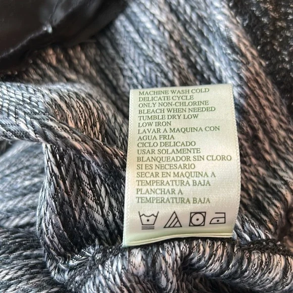 Tangerine Women’s Black & Teal Athletic Jacket
Size XL - Picture 7 of 7